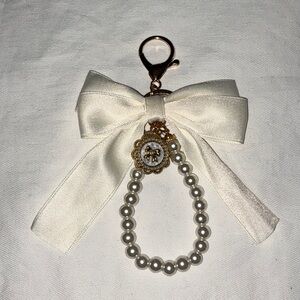Keychain Elegant Cream Bow Key Charm with Pearl Accents